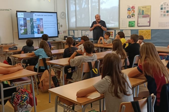 L’alumnat de l’Escola Bellpuig visita les plaques solars de la Font d’en Titus amb representants de Set Fonts Energia